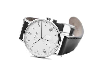 Nomos Glashütte Ludwig 38 75 Jahre Grundgesetz Handaufzug Edelstahl 38mm weißes Zifferblatt schwarzes Lederband limitiert – Herrenuhren Uhr ohne Datum aus Edelstahl und Leder. Das Gehäuse ist rund und silber. Das Lederarmband ist schwarz. Das Zifferblatt ist römisch Index und weiß. – Ansicht 4