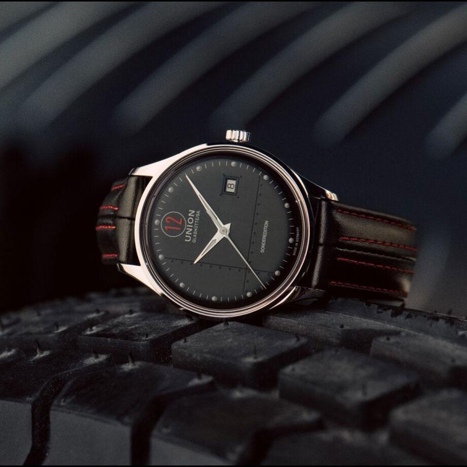 Union Glashütte Noramis Datum Paul Pietsch Sonderedition Automatik Edelstahl 40mm schwarzes Zifferblatt schwarzes Lederband – Herrenuhren Uhr mit Datum aus Edelstahl. Das Gehäuse ist rund und silber. Das Lederarmband ist schwarz. Das Zifferblatt ist ein Index in schwarz. – Ansicht 3