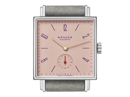 Nomos Glashütte Tetra Petit Four Perle Handaufzug Edelstahl 29mm rosafarbenes Zifferblatt graues Lederband Stahlboden – Damenuhren Uhr ohne Datum aus Edelstahl. Das Gehäuse ist quadratisch und silber. Das Lederarmband ist grau. Das Zifferblatt ist arabisch Index und rosa. – Ansicht 5