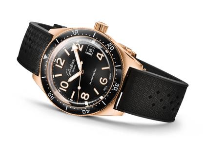 Glashütte Original SeaQ Automatik Rotgold 40mm schwarzes Zifferblatt schwarzes Kautschukband – Herrenuhren Uhr mit Datum aus 750 Rotgold. Das Gehäuse ist rund und roségold. Das Kautschuk / Kunststoff / Silikon Armband ist schwarz. Das Zifferblatt ist arabisch Index und schwarz. – Ansicht 2