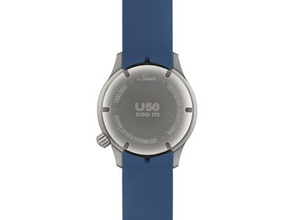 Sinn Spezialuhren U50 B Automatik U-Boot-Stahl 41mm blaues Zifferblatt blaues Textilband – Herrenuhren Uhr mit Datum aus Edelstahl und Metall. Das Gehäuse ist rund und grau. Das Textilarmband ist blau. Das Zifferblatt ist ein Index in blau. – Ansicht 2