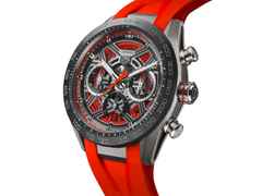 TAG Heuer Carrera Chronograph Extreme Sport Automatik Titan 44mm skelettiertes Zifferblatt oranges Kautschukband – Herrenuhren Chronograph aus Keramik und Titan. Das Gehäuse ist rund und silber. Das Kautschuk / Kunststoff / Silikon Armband ist orange. Das Zifferblatt ist ein Index in orange. – Ansicht 3