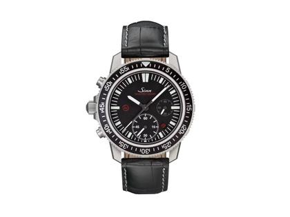 Herrenuhren Chronograph aus Edelstahl und Leder. Das Gehäuse ist rund und silber. Das Lederarmband ist schwarz. Das Zifferblatt ist ein Index in schwarz.