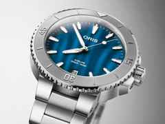 Oris Aquis Date Lady Automatik 36,5mm Edelstahl blaues Perlmutt-Zifferblatt Metallband – Damenuhren Uhr mit Datum aus Edelstahl. Das Gehäuse ist rund und silber. Das Edelstahlarmband ist silber. Das Zifferblatt ist ein Index in blau. – Ansicht 2