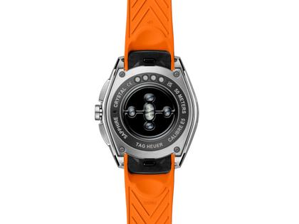TAG Heuer Connected Calibre E5 Smartwatch Edelstahl 40mm digitales Zifferblatt orangefarbenes Kautschukband – Herrenuhren Uhr Multifunktion aus Edelstahl. Das Gehäuse ist rund und silber. Das Kautschuk / Kunststoff / Silikon Armband ist schwarz. Der Zifferblatt ist digital. – Ansicht 4