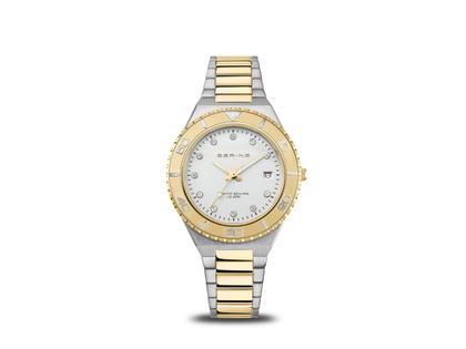Bering Classic Quarz Edelstahl 36mm weißes Zifferblatt Metallband – Damenuhren Uhr mit Datum aus Edelstahl. Das Gehäuse ist rund und silber. Das Edelstahlarmband ist silber-gelbgold. Das Zifferblatt ist ein Index in weiß.