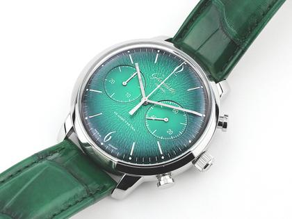 Glashütte Original Sixties Chronograph Annual Edition Automatik Edelstahl 42mm grünes Zifferblatt grünes Lederband 1-39-34-05-22-04 Full Set Occasion Neu – Herrenuhren Chronograph aus Edelstahl. Das Gehäuse ist rund und silber. Das Lederarmband Kroko / Alligator ist grün. Das Zifferblatt ist arabisch Index und grün. – Ansicht 5