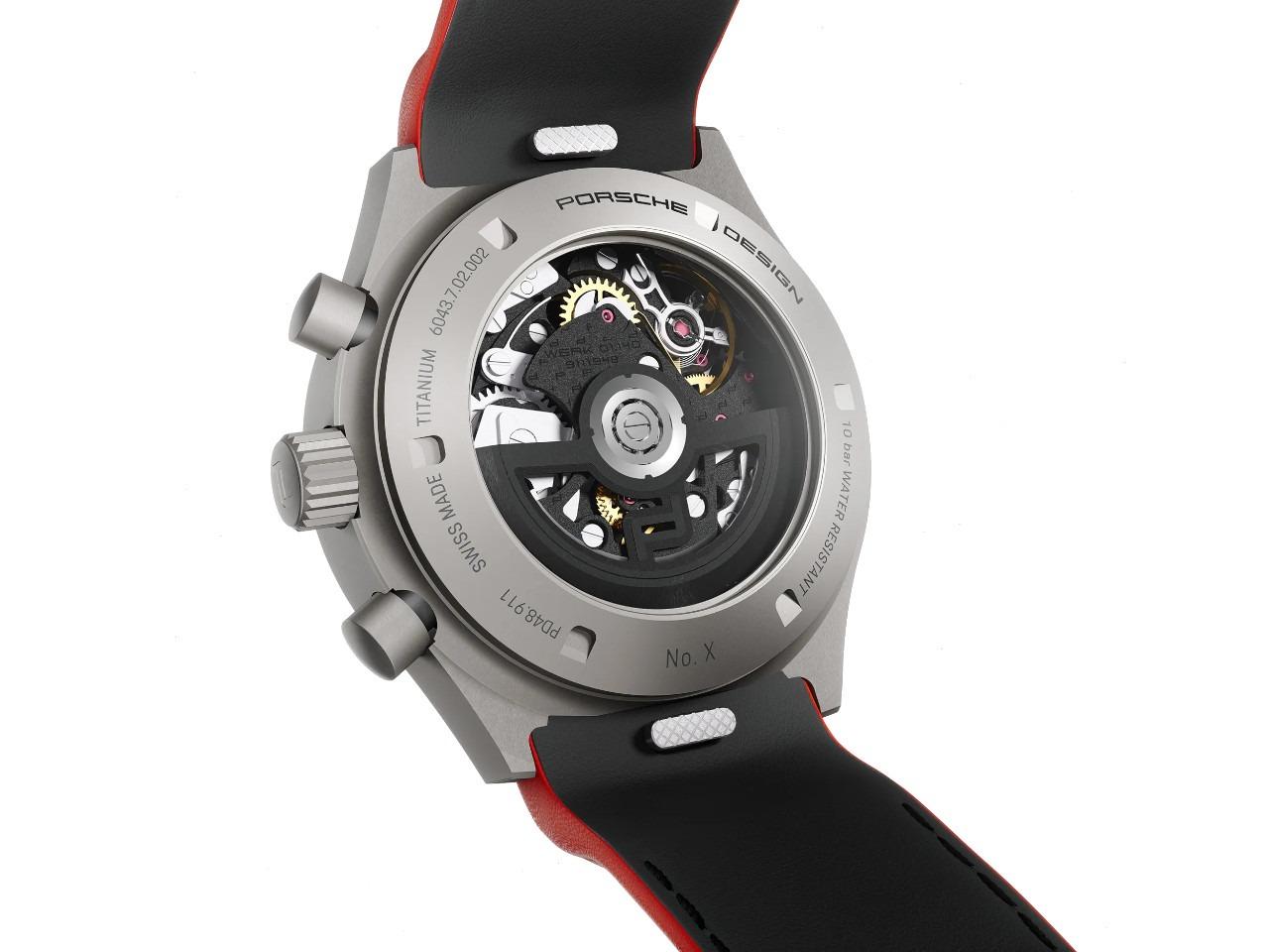 Porsche Design Chronograph 1 - All Titanium Numbered Edition Automatik Titan 40mm schwarzes Zifferblatt rotes Lederband – Herrenuhren Chronograph aus Leder und Titan. Das Gehäuse ist rund und grau. Das Lederarmband ist rot. Das Zifferblatt ist ein Index in schwarz. – Ansicht 3