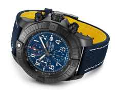 Breitling Super Avenger Chronograph 48 Night Mission Automatik blaues Zifferblatt Militaryband – Herrenuhren Chronograph aus DLC beschichtet und Titan. Das Gehäuse ist rund und schwarz. Das Lederarmband ist blau. Das Zifferblatt ist arabisch und blau. – Ansicht 2