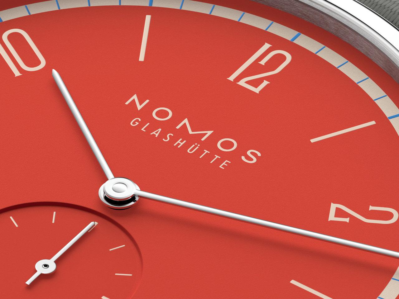 Nomos Glashütte Tangente 38 Datum "175 Years Watchmaking - Rambazamba" Handaufzug Edelstahl rotes Zifferblatt graues Textilband Glasboden – Herrenuhren Uhr mit Datum aus Edelstahl. Das Gehäuse ist rund und silber. Das Textilarmband ist grau. Das Zifferblatt ist arabisch Index und rot. – Ansicht 6