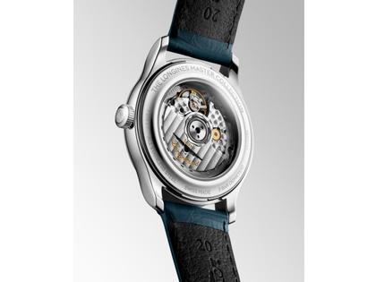 Longines Master Collection Automatik Edelstahl 39mm blaues Zifferblatt blaues Lederband – Herrenuhren Uhr mit Datum aus Edelstahl und Leder. Das Gehäuse ist rund und silber. Das Lederarmband ist blau. Das Zifferblatt ist arabisch und blau. – Ansicht 4