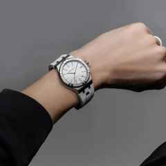 Maurice Lacroix Aikon Quartz Edelstahl 35mm weißes Zifferblatt weißes Kautschukband – Damenuhren Uhr mit Datum aus Edelstahl, Kautschuk, PVD beschichtet und vergoldet. Das Gehäuse ist rund und silber. Das Kautschuk / Kunststoff / Silikon Armband ist weiß. Das Zifferblatt ist ein Index in weiß. – Ansicht 3