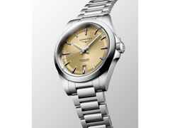 Longines Conquest Automatik Edelstahl 38mm beiges Zifferblatt Metallband – Herrenuhren Uhr mit Datum aus Edelstahl. Das Gehäuse ist rund und silber. Das Edelstahlarmband ist silber. Das Zifferblatt ist ein Index in beige. – Ansicht 3