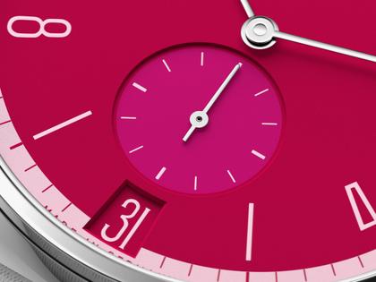 Nomos Glashütte Tangente 38 Datum "175 Years Watchmaking - Chili" Handaufzug Edelstahl pinkes Zifferblatt graues Textilband Glasboden – Herrenuhren Uhr mit Datum aus Edelstahl. Das Gehäuse ist rund und silber. Das Textilarmband ist grau. Das Zifferblatt ist arabisch Index und pink. – Ansicht 6