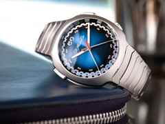 H. Moser & Cie. Streamliner Flyback Chronograph Funky Blue Automatic Edelstahl 42mm blaues Zifferblatt Metallband – Herrenuhren Chronograph aus Edelstahl. Das Gehäuse ist rund und silber. Das Edelstahlarmband ist silber. Das Zifferblatt ist arabisch und blau. – Ansicht 3