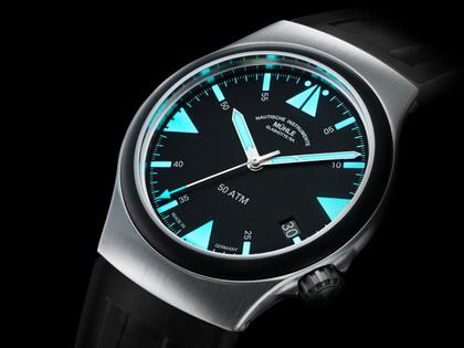 Mühle Glashütte S.A.R. Mission-Timer TITAN Automatik 43mm schwarzes Zifferblatt schwarzes Kautschukband – Herrenuhren Uhr mit Datum aus Keramik und Titan. Das Gehäuse ist rund und silber. Das Kautschuk / Kunststoff / Silikon Armband ist schwarz. Das Zifferblatt ist ein Index in schwarz. – Ansicht 2