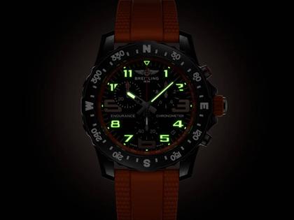Breitling Endurance Pro 44 Chronograph Quarz Breitlight schwarzes Zifferblatt orangefarbenes Kautschukband – Herrenuhren Chronograph aus Kautschuk und Sonstiges. Das Gehäuse ist rund und schwarz. Das Kautschuk / Kunststoff / Silikon Armband ist orange. Das Zifferblatt ist arabisch Index und schwarz. – Ansicht 5