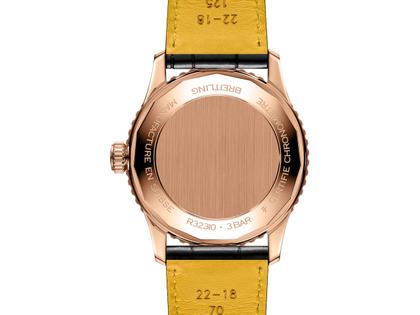 Breitling Navitimer Automatic GMT 41 Chronometer Rotgold grünes Zifferblatt schwarzes Lederband – Herrenuhren Uhr mit Datum aus 750 Rotgold. Das Gehäuse ist rund und rotgold. Das Lederarmband Kroko / Alligator ist schwarz. Das Zifferblatt ist ein Index in grün. – Ansicht 2