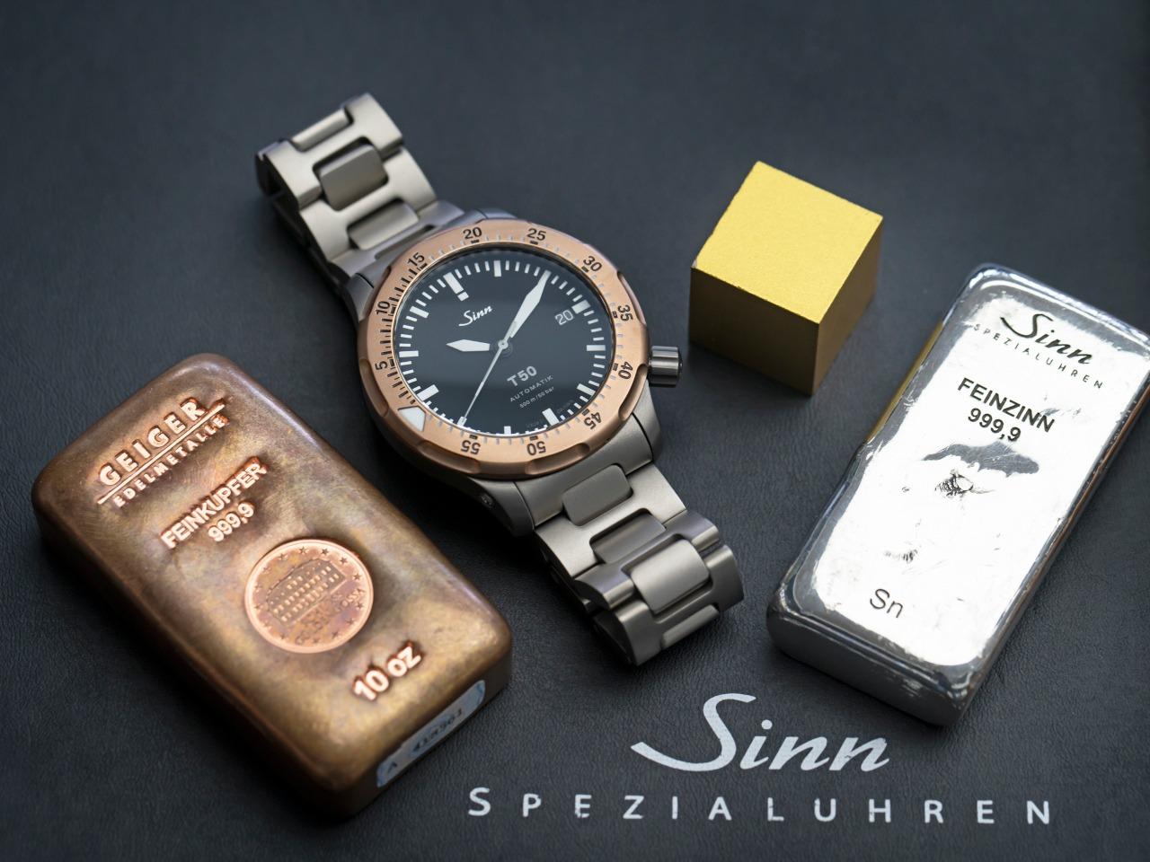 Sinn Spezialuhren T50 GBDR Automatik Titan 41mm schwarzes Zifferblatt Metallband – Herrenuhren Uhr mit Datum aus Bronze und Titan. Das Gehäuse ist rund und bronze. Das Titanarmband ist grau. Das Zifferblatt ist ein Index in schwarz. – Ansicht 6