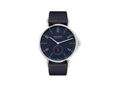 Nomos Glashütte Ahoi Atlantik Automatik Glasboden – Herrenuhren Uhr ohne Datum aus Edelstahl. Das Gehäuse ist rund und silber. Das Textilarmband ist blau. Das Zifferblatt ist arabisch Index und blau.