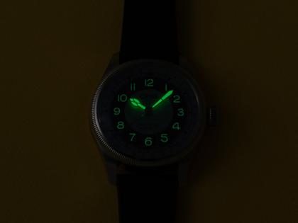 Oris Big Crown Bullseye Automatik Edelstahl 38mm weißes Zifferblatt schwarzes Lederband – Herrenuhren Uhr mit Datum aus Edelstahl und Leder. Das Gehäuse ist rund und silber. Das Lederarmband ist schwarz. Das Zifferblatt ist arabisch und weiß. – Ansicht 6