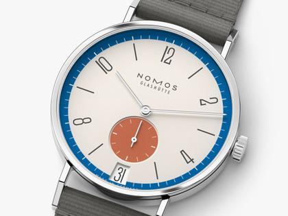 Nomos Glashütte Tangente 38 Datum "175 Years Watchmaking - Zirkus" Handaufzug Edelstahl cremeweißes Zifferblatt graues Textilband Glasboden – Herrenuhren Uhr mit Datum aus Edelstahl. Das Gehäuse ist rund und silber. Das Textilarmband ist grau. Das Zifferblatt ist arabisch Index und beige. – Ansicht 4