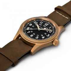 Hamilton Khaki Field Mechanical Handaufzug Bronze 38mm schwarzes Zifferblatt braunes Lederband – Herrenuhren Uhr ohne Datum aus Bronze. Das Gehäuse ist rund und braun. Das Lederarmband ist braun. Das Zifferblatt ist arabisch Index und braun. – Ansicht 2