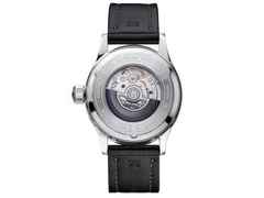 Hanhart Pioneer One schwarzes Zifferblatt braunes Lederband – Herrenuhren Uhr mit Datum aus Edelstahl. Das Gehäuse ist rund und silber. Das Lederarmband ist braun. Das Zifferblatt ist arabisch und schwarz. – Ansicht 2