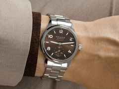 Nomos Glashütte Club Sport neomatik 39 Tabac Automatik Edelstahl braunes Zifferblatt Metallband Stahlboden – Herrenuhren Uhr ohne Datum aus Edelstahl. Das Gehäuse ist rund und silber. Das Edelstahlarmband ist silber. Das Zifferblatt ist arabisch Index und braun. – Ansicht 2