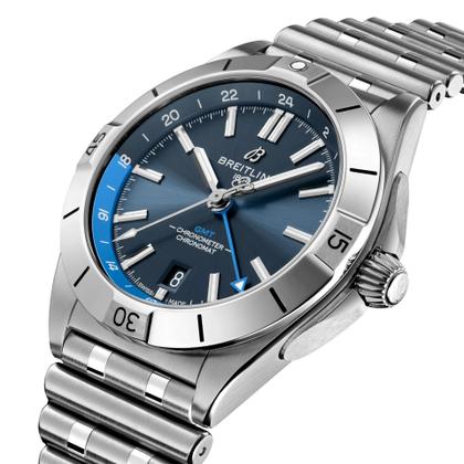 Breitling Chronomat Automatic GMT 40 Sylt Edition Edelstahl blaues Zifferblatt Metallband – Herrenuhren Uhr mit Datum aus Edelstahl. Das Gehäuse ist rund und silber. Das Edelstahlarmband ist silber. Das Zifferblatt ist ein Index in blau. – Ansicht 2