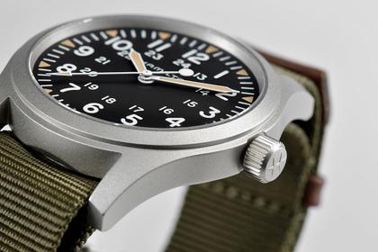 Hamilton Khaki Field Mechanical Handaufzug Edelstahl 42mm schwarzes Zifferblatt olivgrünes Textilband – Herrenuhren Uhr ohne Datum aus Edelstahl. Das Gehäuse ist rund und silber. Das Textilarmband ist grün. Das Zifferblatt ist arabisch und schwarz. – Ansicht 2
