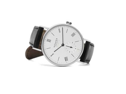 Nomos Glashütte Ludwig 36 Neomatik 75 Jahre Grundgesetz Automatik Edelstahl 36mm weißes Zifferblatt schwarzes Lederband limitiert – Damenuhren Uhr ohne Datum aus Edelstahl und Leder. Das Gehäuse ist rund und silber. Das Lederarmband ist schwarz. Das Zifferblatt ist römisch Index und weiß. – Ansicht 3