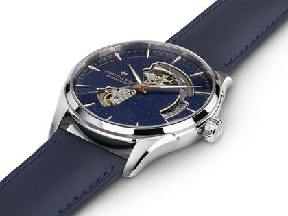 Hamilton Jazzmaster Open Heart Automatik Edelstahl 42mm blaues Zifferblatt blaues Lederband – Herrenuhren Uhr ohne Datum aus Edelstahl. Das Gehäuse ist rund und silber. Das Lederarmband ist blau. Das Zifferblatt ist ein Index in blau. – Ansicht 2