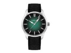 H. Moser & Cie. Pioneer Centre Seconds Cosmic Green Fumé Automatik Edelstahl 42,8mm grünes Zifferblatt schwarzes Textilband – Herrenuhren Uhr ohne Datum aus Edelstahl. Das Gehäuse ist rund und silber. Das Textilarmband ist schwarz. Das Zifferblatt ist ein Index in grün.