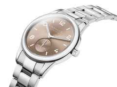 Nomos Glashütte Club Sport neomatik 39 Ember Automatik Edelstahl beiges Zifferblatt Metallband Stahlboden – Herrenuhren Uhr ohne Datum aus Edelstahl. Das Gehäuse ist rund und silber. Das Edelstahlarmband ist silber. Das Zifferblatt ist arabisch Index und beige. – Ansicht 2