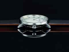 Junghans FORM A Datum Automatik Edelstahl 39mm silbernes Zifferblatt schwarzes Lederband – Herrenuhren Uhr mit Datum aus Edelstahl. Das Gehäuse ist rund und silber. Das Lederarmband ist schwarz. Das Zifferblatt ist arabisch und silber. – Ansicht 2