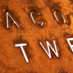 Qlocktwo Earth 45 Creator's Edition Rust mit weiß lackiertem Holz – Großuhren Wanduhr aus Eisen. Das Zifferblatt ist digital und braun. – Ansicht 3