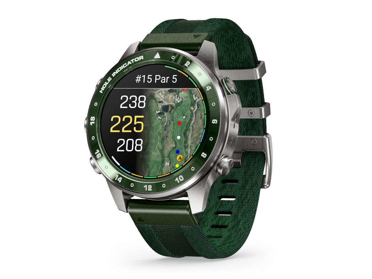 Garmin MARQ Golfer Gen 3 Titan 47mm digitales Display grünes Textilband – Herrenuhren Uhr Multifunktion aus Kautschuk, Keramik und Titan. Das Gehäuse ist rund und grau. Das Textilarmband ist grün. Der Zifferblatt ist digital. – Ansicht 2