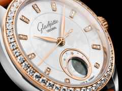 Glashütte Original Lady Serenade Luna Automatik Edelstahl 32,5mm weißes Zifferblatt oranges Lederband – Damenuhren Uhr ohne Datum aus 750 Rotgold, Edelstahl und Leder. Das Gehäuse ist rund und silber. Das Lederarmband Kroko / Alligator ist orange. Das Zifferblatt ist ein Index in weiß. – Ansicht 4