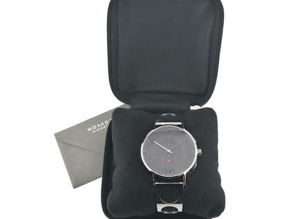 Nomos Glashütte Autobahn neomatik Director's Cut Limited Edition A9 Automatik Edelstahl 41mm schwarzes Zifferblatt Metallband 1301.S3 Full Set Occasion Neu – Herrenuhren Uhr mit Datum aus Edelstahl. Das Gehäuse ist rund und silber. Das Edelstahlarmband ist silber. Das Zifferblatt ist arabisch Index und schwarz. – Ansicht 5