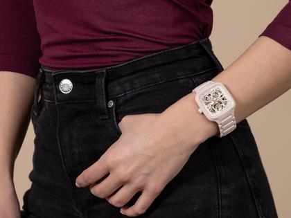 Rado True Square Open Heart Automatik Keramik 38mm rosa Zifferblatt rosa Keramikband – Herrenuhren Uhr ohne Datum aus Keramik, rhodiniert und Titan. Das Gehäuse ist quadratisch und rosa. Das Keramikarmband ist rosa. Das Zifferblatt ist skelettiert und rosa. – Ansicht 7