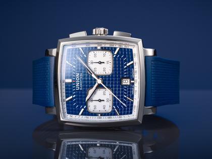 Union Glashütte Averin Chronograph Automatik Edelstahl 41mm blaues Zifferblatt blaues Kautschukband blaues Lederband – Herrenuhren Chronograph aus Edelstahl, Kautschuk und Leder. Das Gehäuse ist quadratisch und silber. Das Lederarmband ist grau. Das Zifferblatt ist ein Index in blau. – Ansicht 6