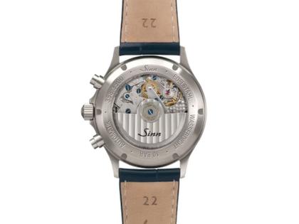 Sinn Spezialuhren 358 Sa Flieger B E Chronograph Automatik Edelstahl 42mm schwarzes Zifferblatt schwarzes Lederband – Herrenuhren Chronograph aus Edelstahl. Das Gehäuse ist rund und silber. Das Lederarmband ist schwarz. Das Zifferblatt ist arabisch Index und schwarz. – Ansicht 3