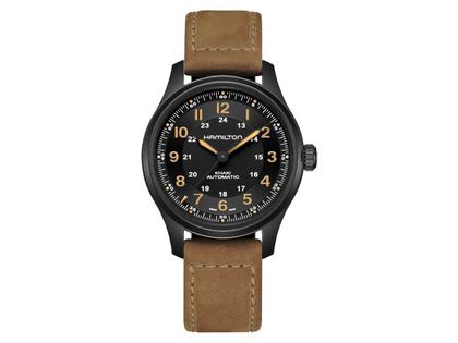 Hamilton Khaki Field Titanium Auto Titan 42mm schwarzes Zifferblatt braunes Lederband – Herrenuhren Uhr ohne Datum aus Titan. Das Gehäuse ist rund und schwarz. Das Lederarmband ist braun. Das Zifferblatt ist arabisch Index und schwarz.