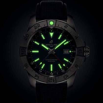 Breitling Avenger GMT 44 Automatik Edelstahl blaues Zifferblatt dunkelblaues Lederband – Herrenuhren Uhr mit Datum aus Edelstahl und Leder. Das Gehäuse ist rund und silber. Das Lederarmband ist blau. Das Zifferblatt ist ein Index in blau. – Ansicht 6