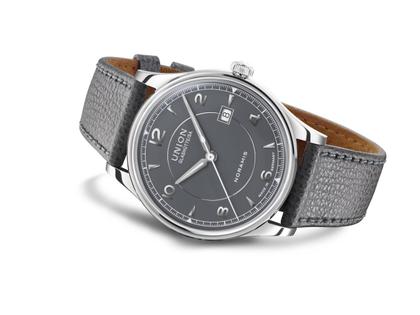 Union Glashütte Noramis Datum Automatik Edelstahl 40mm graues Zifferblatt graues Lederband – Herrenuhren Uhr mit Datum aus Edelstahl. Das Gehäuse ist rund und silber. Das Lederarmband ist grau. Das Zifferblatt ist ein Index in grau. – Ansicht 3