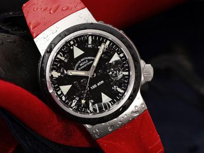 Mühle Glashütte S.A.R. Rescue-Timer Automatik Edelstahl 42mm schwarzes Zifferblatt rotes Kautschukband – Herrenuhren Uhr mit Datum aus Edelstahl und Kautschuk. Das Gehäuse ist rund und silber. Das Kautschuk / Kunststoff / Silikon Armband ist rot. Das Zifferblatt ist ein Index in schwarz. – Ansicht 2