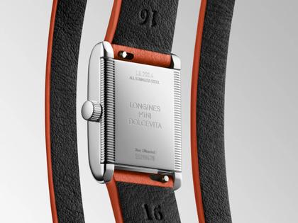 Longines DolceVita   Mini Quarz Edelstahl 22x29mm silbernes Zifferblatt orangefarbenes Lederband – Damenuhren Uhr ohne Datum aus Edelstahl und Leder. Das Gehäuse ist rechteckig und silber. Das Lederarmband ist orange. Das Zifferblatt ist römisch und silber. – Ansicht 3