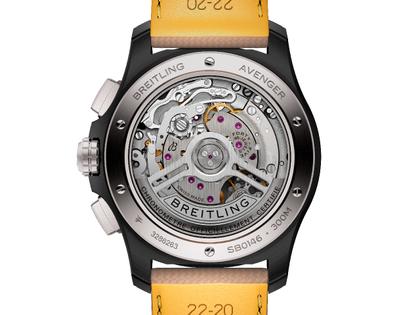 Breitling Avenger B01 Chronograph 42 Automatik Keramik schwarzes Zifferblatt braunes Lederband – Herrenuhren Chronograph aus Carbon, Edelstahl, Keramik und Titan. Das Gehäuse ist rund und schwarz. Das Lederarmband ist braun. Das Zifferblatt ist arabisch Index und schwarz. – Ansicht 2