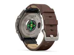 Garmin Fenix 9 Pro inReach Titan 47mm digitales Display braunes Lederband – Herrenuhren Uhr Multifunktion aus Leder und Titan. Das Gehäuse ist rund und grau. Das Lederarmband ist braun. Das Zifferblatt ist digital und schwarz. – Ansicht 4